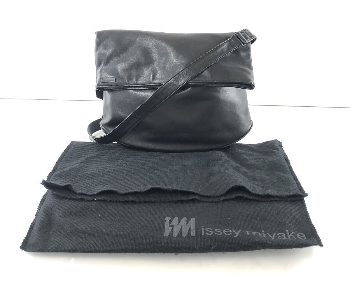 【HM1180】ISSEYMIYAKE イッセイミヤケ ショルダーバッグ メッセンジャー 斜め掛け ブラック 黒 バッグ 袋付きの画像1