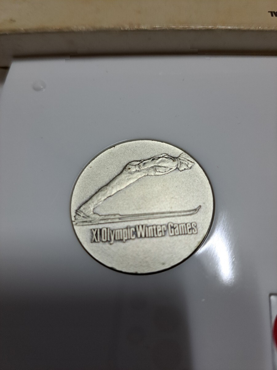 札幌オリンピック冬季大会メダル 銀と銅メダル(金メダル無し)ケース付きの画像2