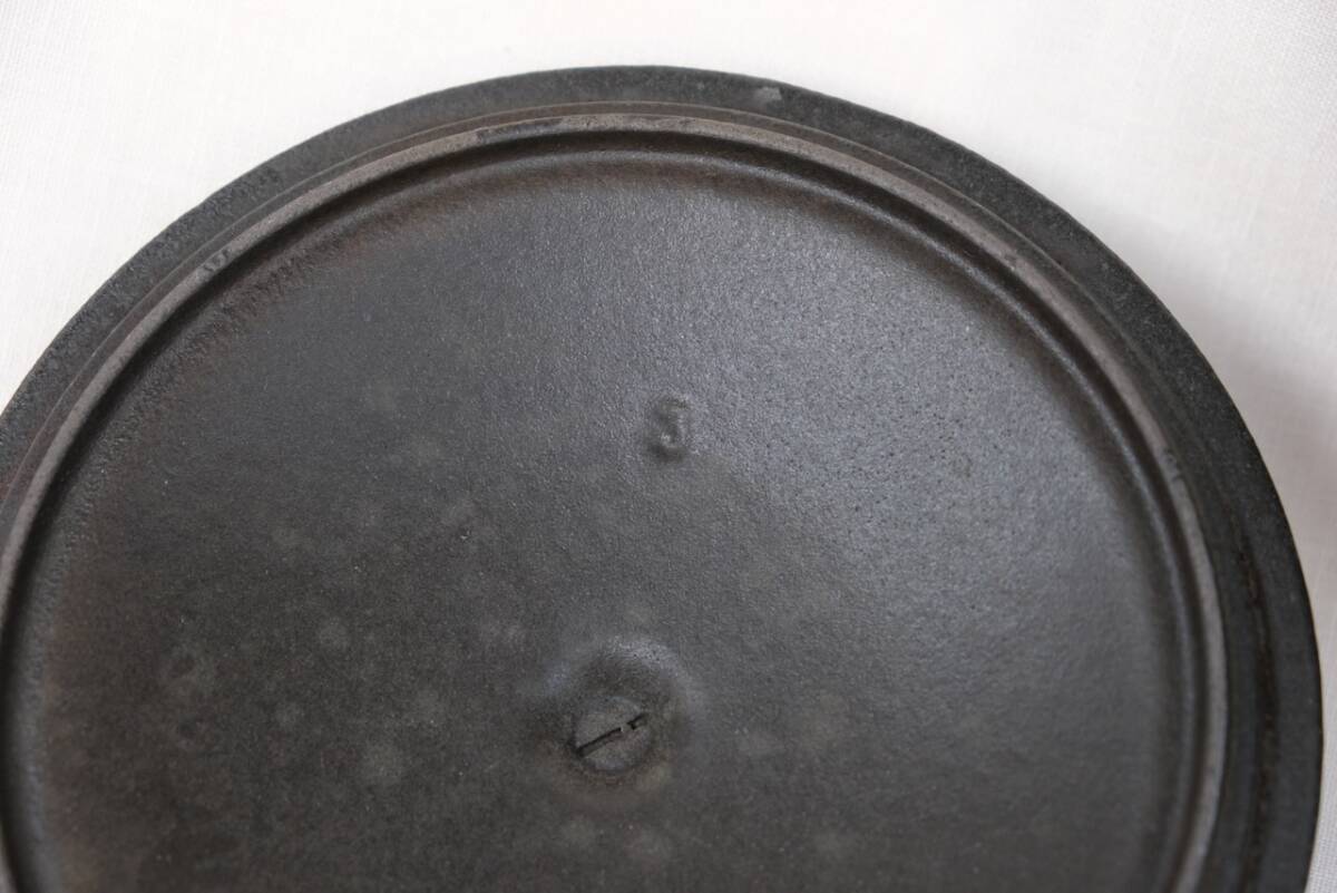 フランス製　鋳鉄ホーロー鍋　直径（外径）約16cm、高さ（取手含む）約13cm、幅（取手含む）約20cm 家庭使用品_画像8