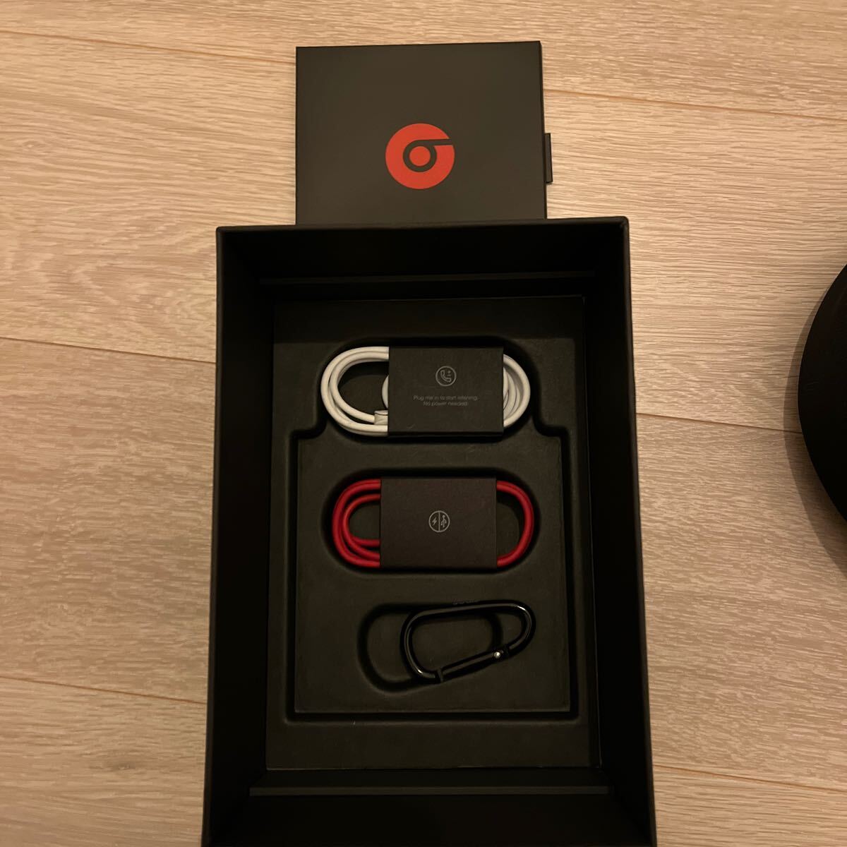 【新品未使用】beats by dr.dre Solo2 Wireless ビーツ ワイヤレス ヘッドホン グロスホワイト MHNH2PA/A_画像2