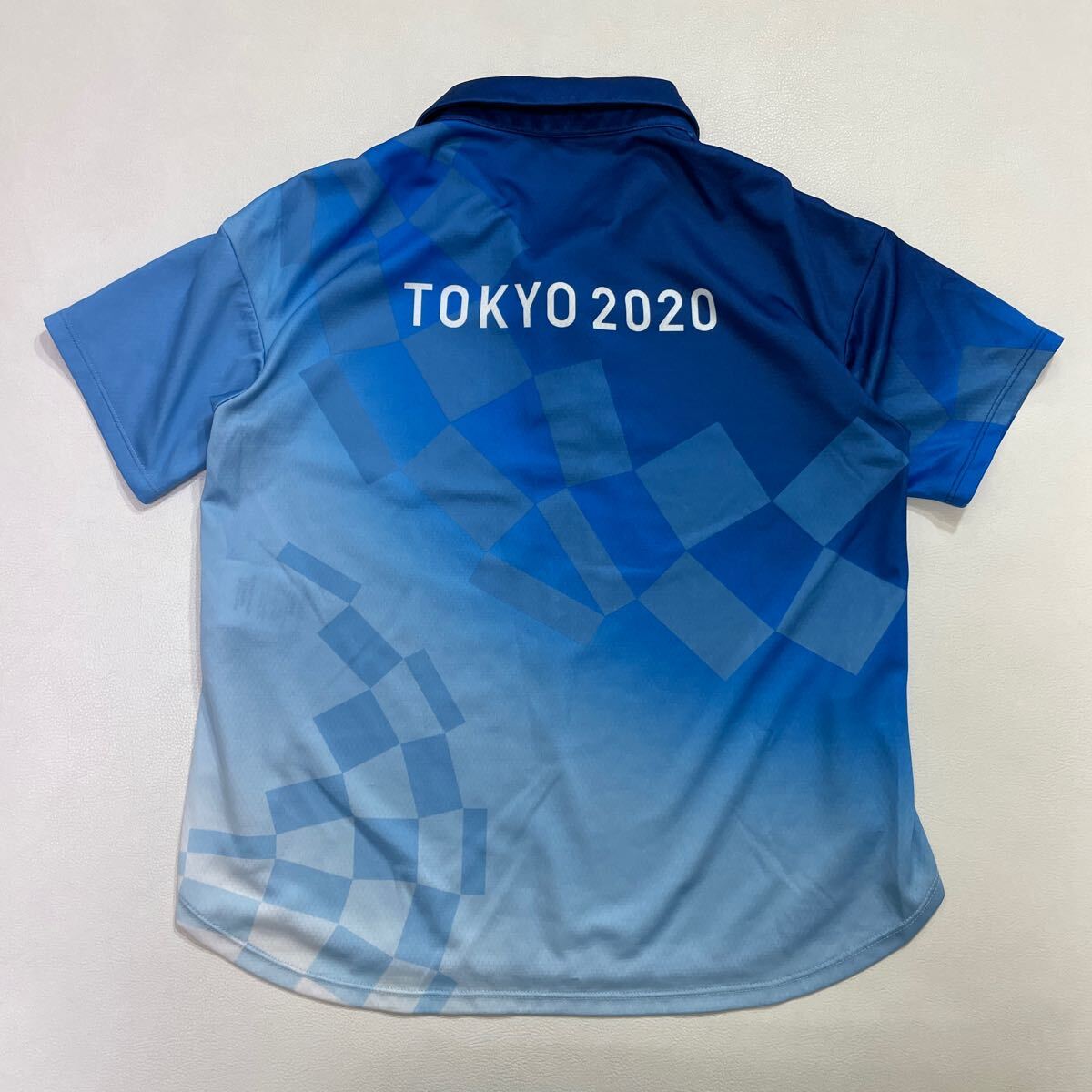 56 美品 TOKYO 2020 東京オリンピック 半袖 ポロシャツ asics アシックス ボランティア ユニフォーム ブルー 青 40416P_画像2