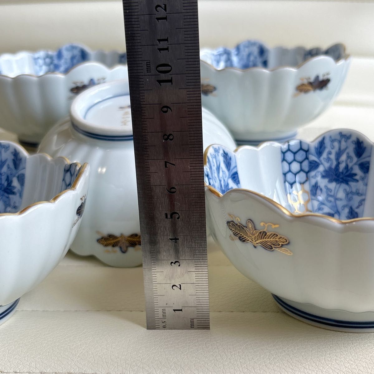 希少 有田焼西山窯 小鉢揃 5枚 金彩古伊万里 染付唐草 菊割鉢 希少 有田焼西山窯 小鉢揃 5枚 金彩古伊万里 染付唐草 菊割鉢