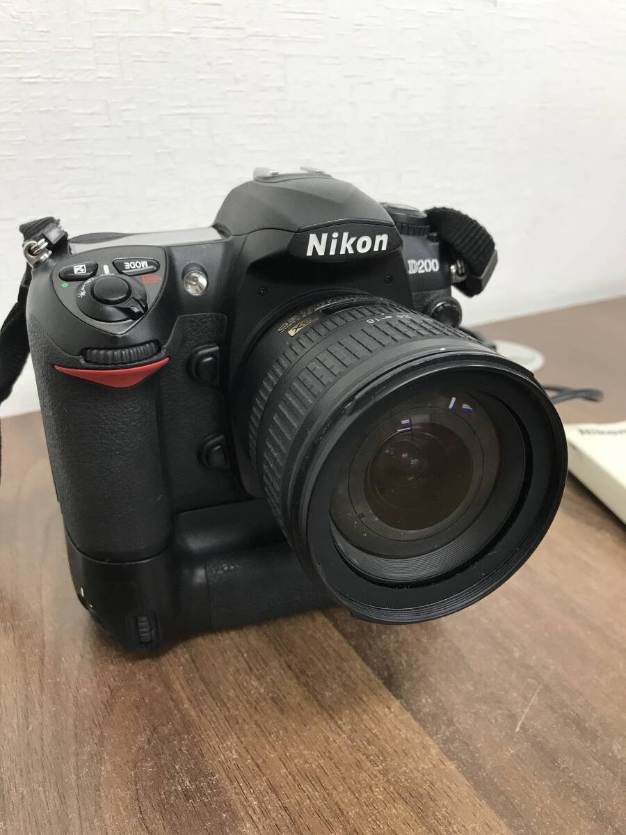 Y82 Nikon ニコン D200 動作確認済み デジタル一眼レフカメラ レンズ付き 専用ベルト・充電アダプター・取扱説明書付きの画像1