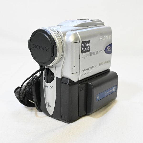 04765 【ジャンク扱い】 ソニー デジタルビデオレコーダー DCR-PC101 メモリースティック（64MB）付属 充電器なし ビデオカメラ レトロ家電_画像1