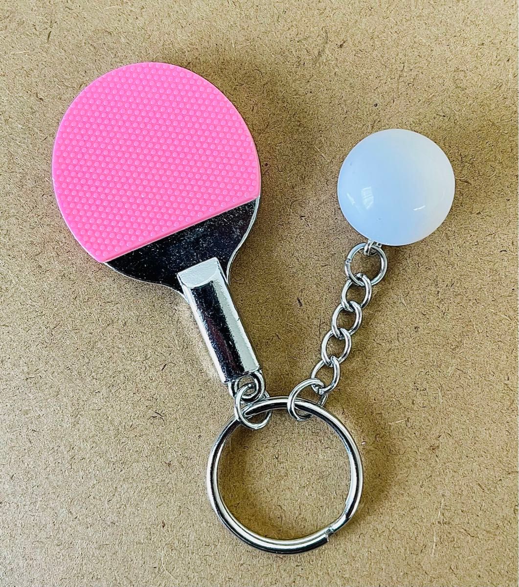カラフルな卓球のラケットとピン球のキーホルダー（ピンク1個）