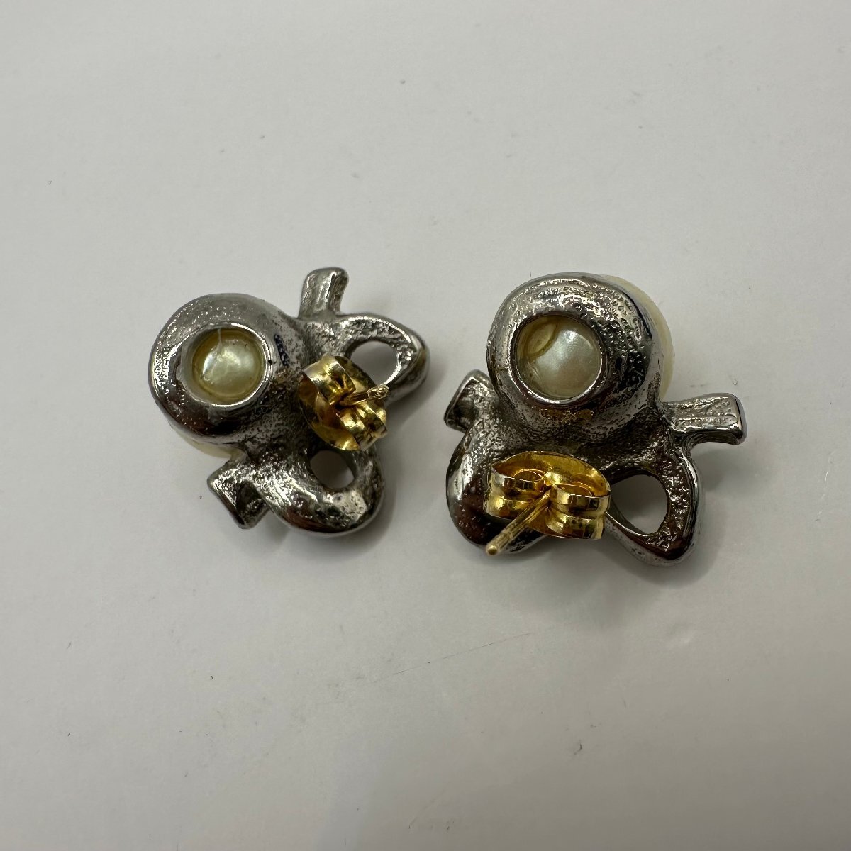 q569　MIKIMOTO　ミキモト真珠島　真珠ピアス　ポストK10? K18? 刻印あり　リボンモチーフ　アクセサリー_画像10