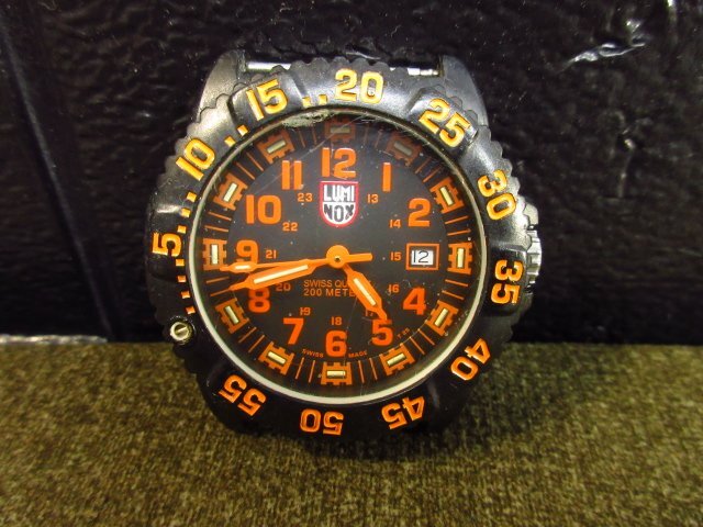 y5127 稼動品 LUMINOX 腕時計 QZ シリーズ 3050/3950 ネイビーシールズ 200M 黒文字盤 オレンジ メンズ腕時計 ルミノックス 現状品の画像1