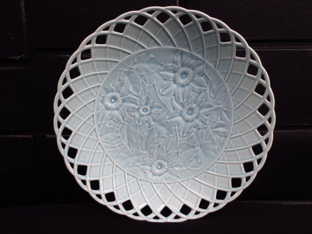 y5301 未使用保管品 なるみ 大皿 ブルー 花柄 和皿 透かし NARUMI 鳴海陶器 白耀磁器の画像1