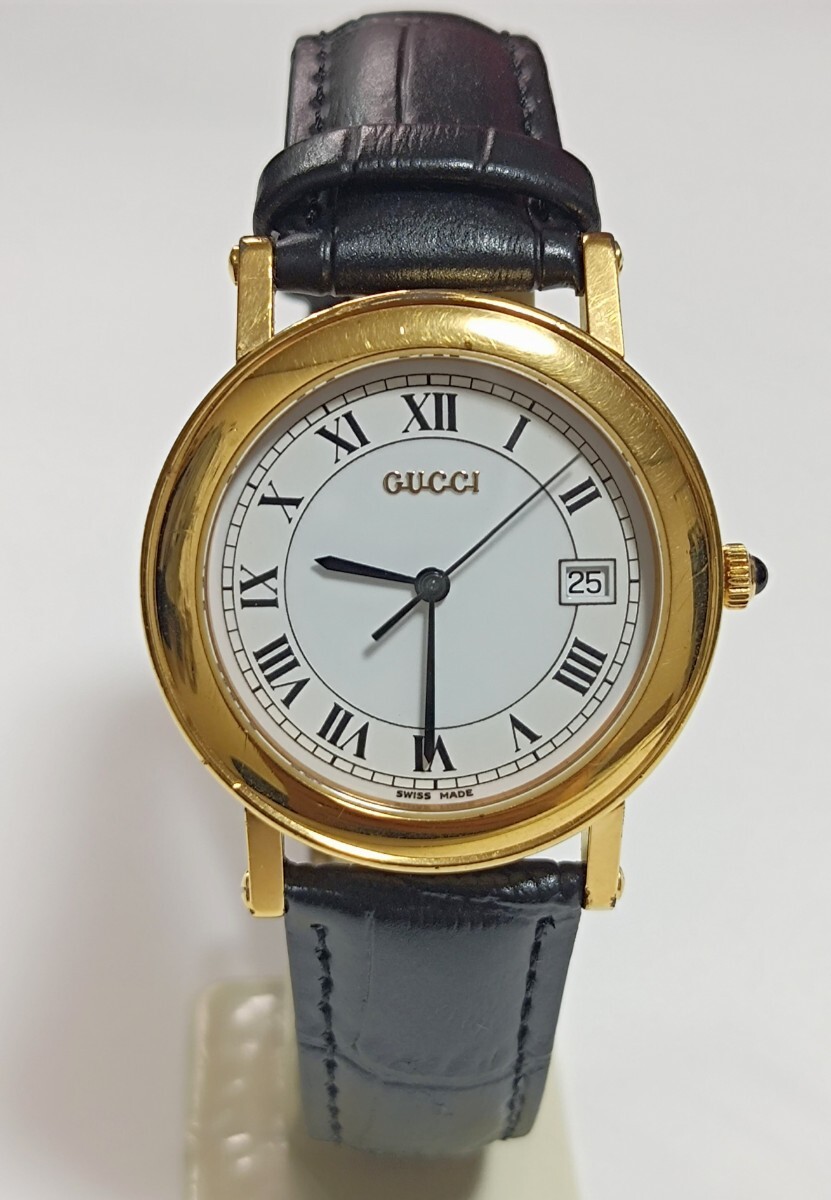 稼働品 GUCCI 7200M メンズ腕時計 白色ローマ数字文字盤 三針デイト付き 新品電池 _画像1