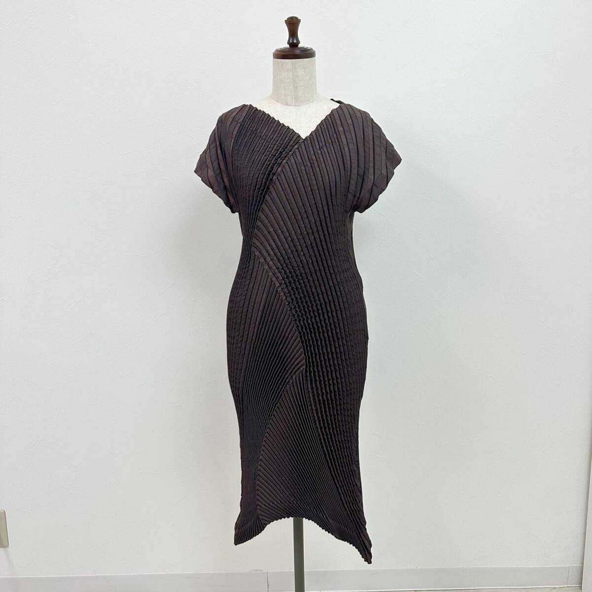15aw 2015 名作 ISSEY MIYAKE イッセイミヤケ 3D スチームストレッチ 変形 多方向 プリーツ ワンピース ドレス 日本製 ブラウン 系 size 2の画像3