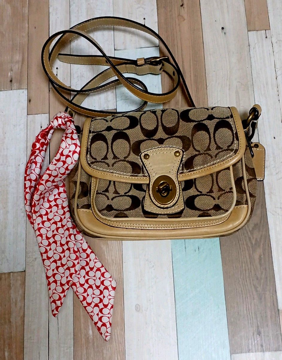 COACHミニショルダーバッグ(ポシェット)RED系のリボン付き(*^^*)