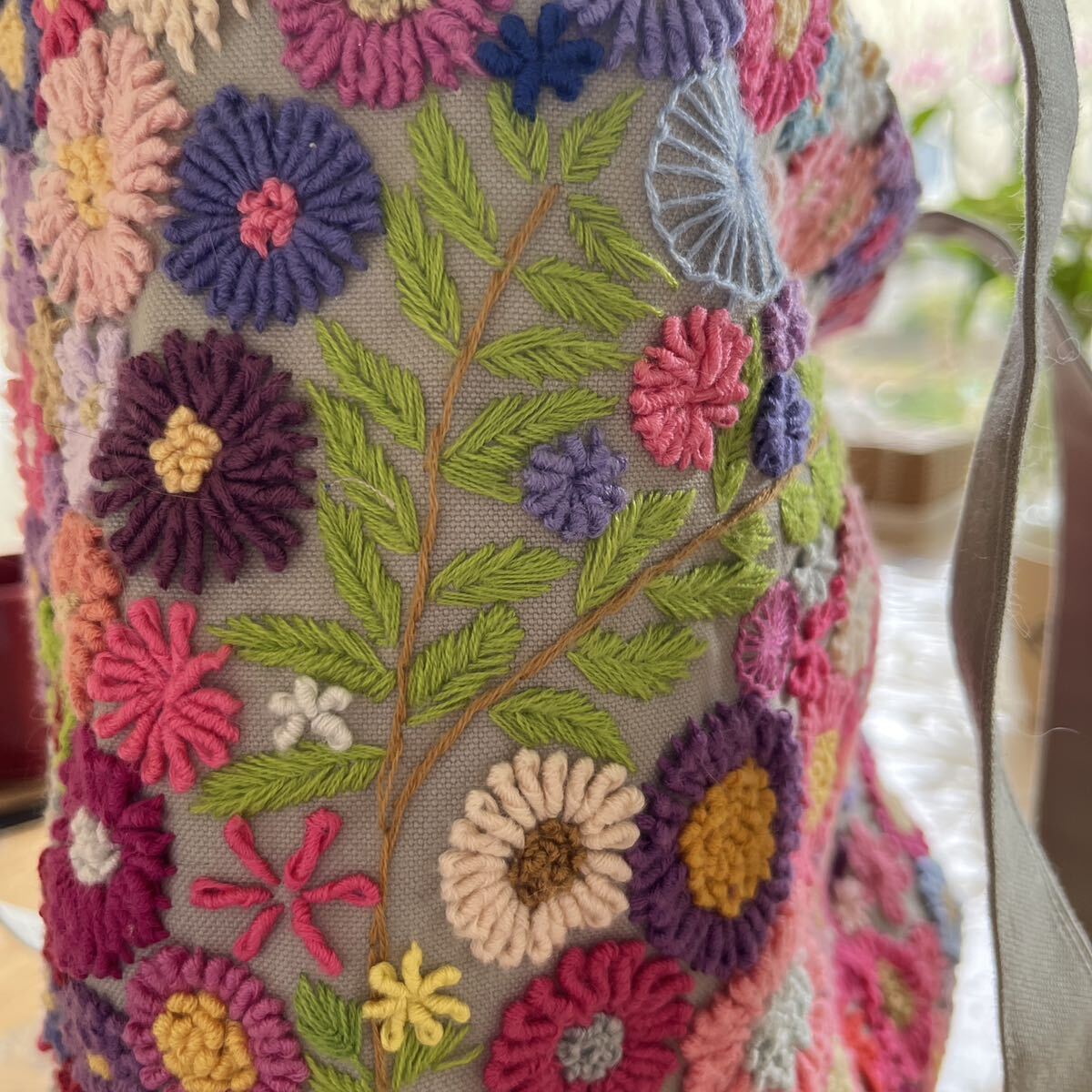 ハンドメイド。トートバッグ。手刺繍。お花がいっぱい_画像2