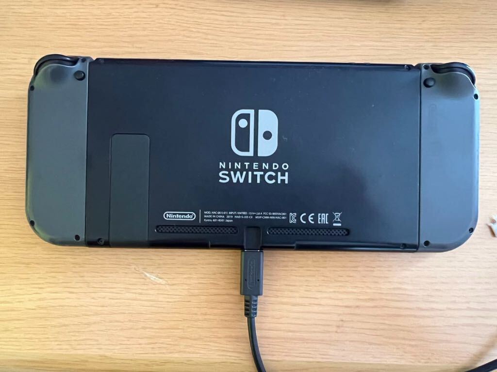 【美品】Nintendo Switch グレー 初期化済み ガラスケース付きの画像3