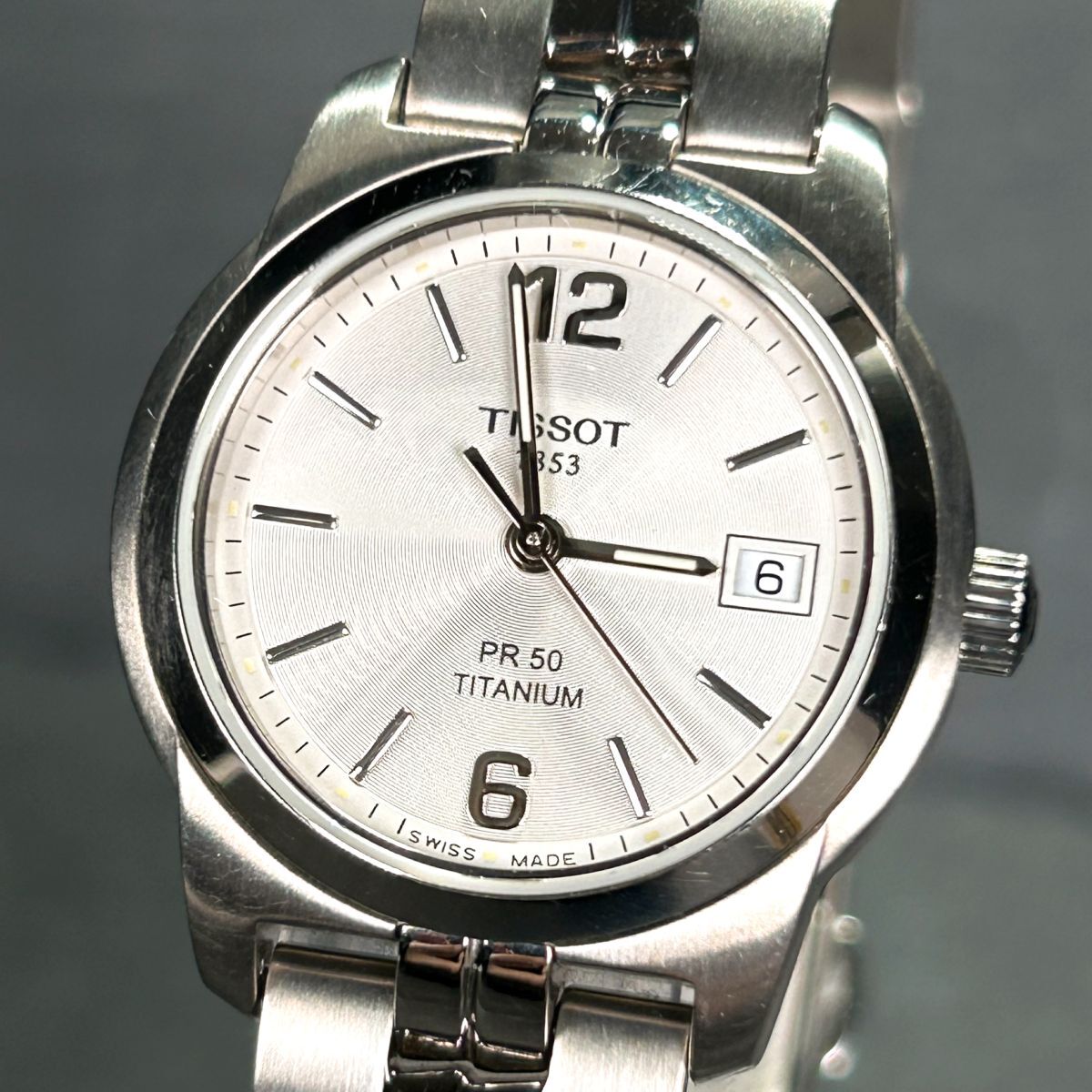 美品 TISSOT ティソ PR 50 J336/438T チタニウム 腕時計 クオーツ アナログ 3針 カレンダー シルバー文字盤 新品電池交換済み 動作確認済みの画像2