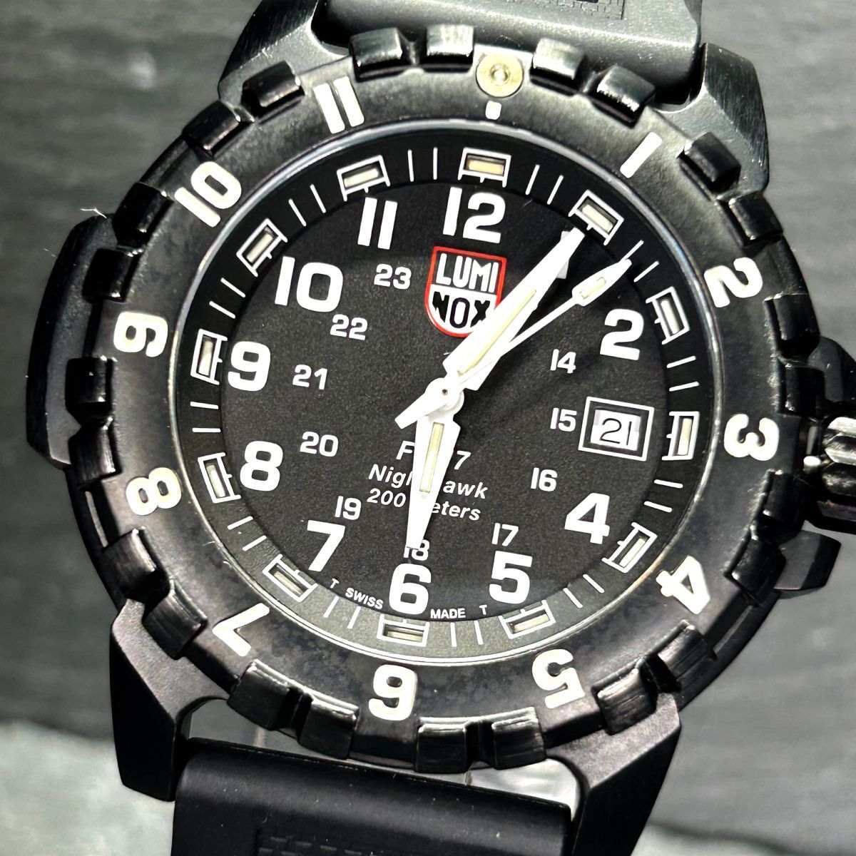 美品 LUMINOX ルミノックス F-117 NIGHTHAWK ナイトホーク 6400-200 腕時計 クオーツ アナログ カレンダー 回転ベゼル メンズ 動作確認済みの画像2