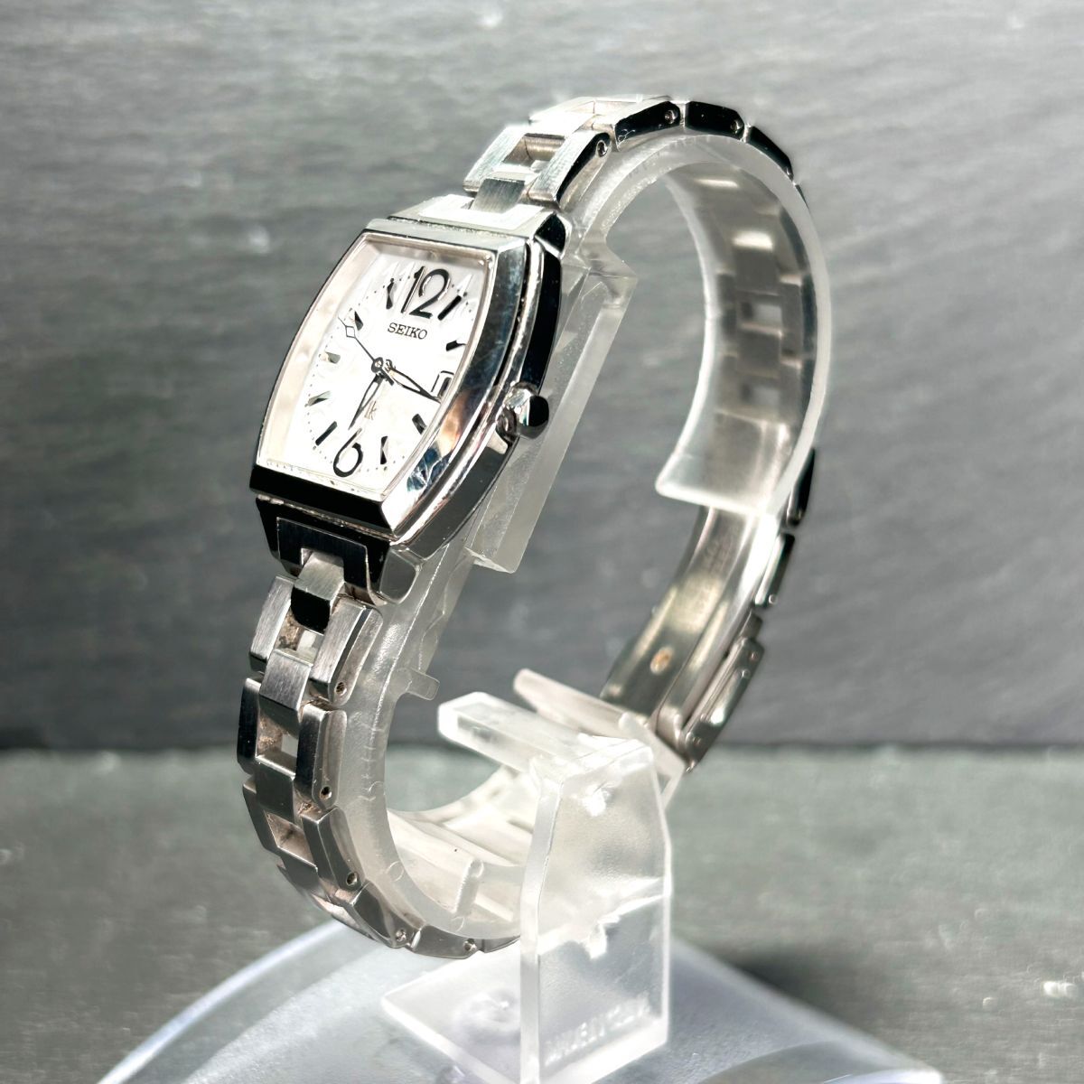 美品 SEIKO セイコー LUKIA ルキア V137-0AR0 腕時計 ソーラー アナログ 3針 カレンダー ステンレススチール トノー型 シルバー 動作確認済の画像5