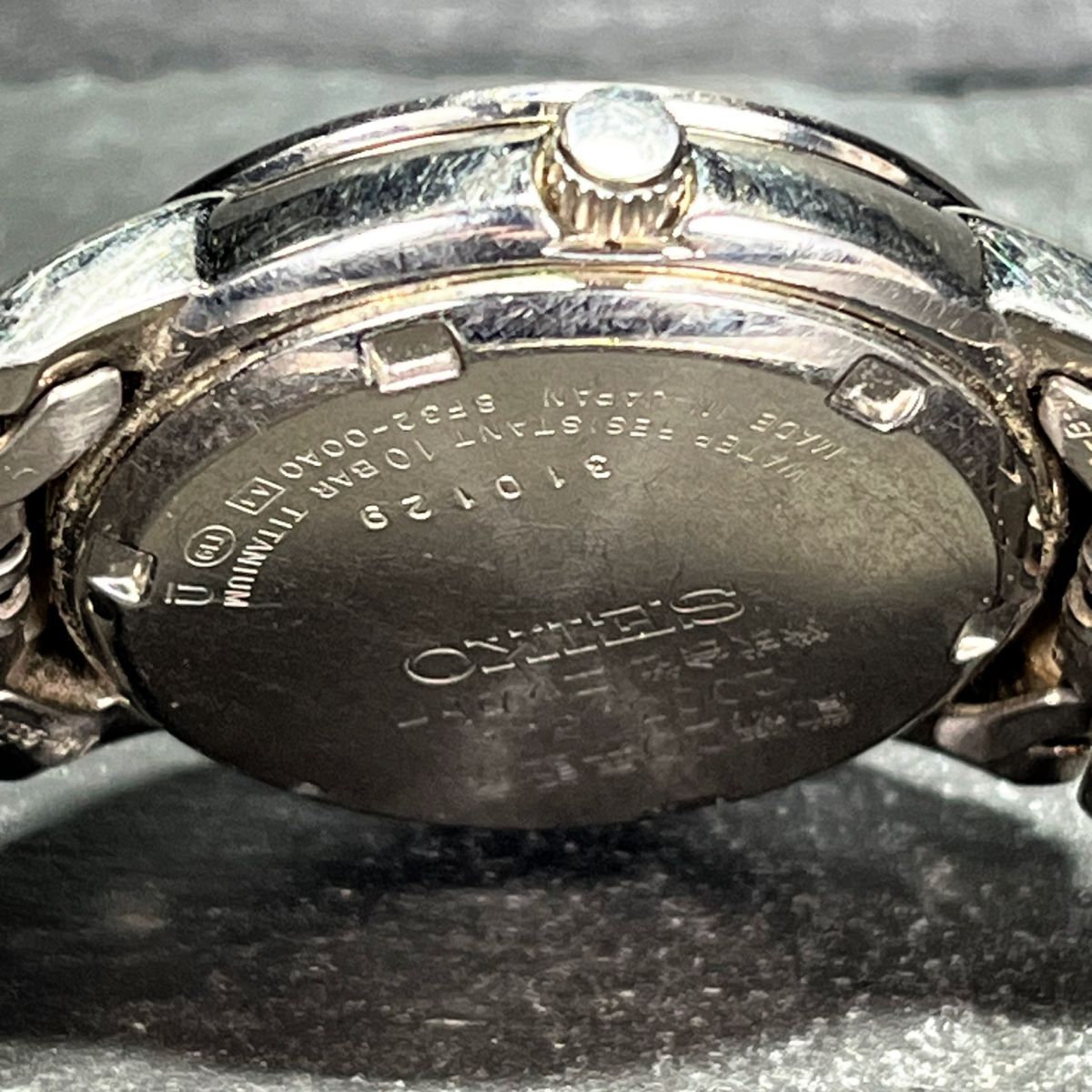 SEIKO セイコー 8F32-00A0 腕時計 アナログ クオーツ デイト 3針 ホワイト文字盤 シルバー メタルベルト チタン パーペチュアル 刻印入り_画像7