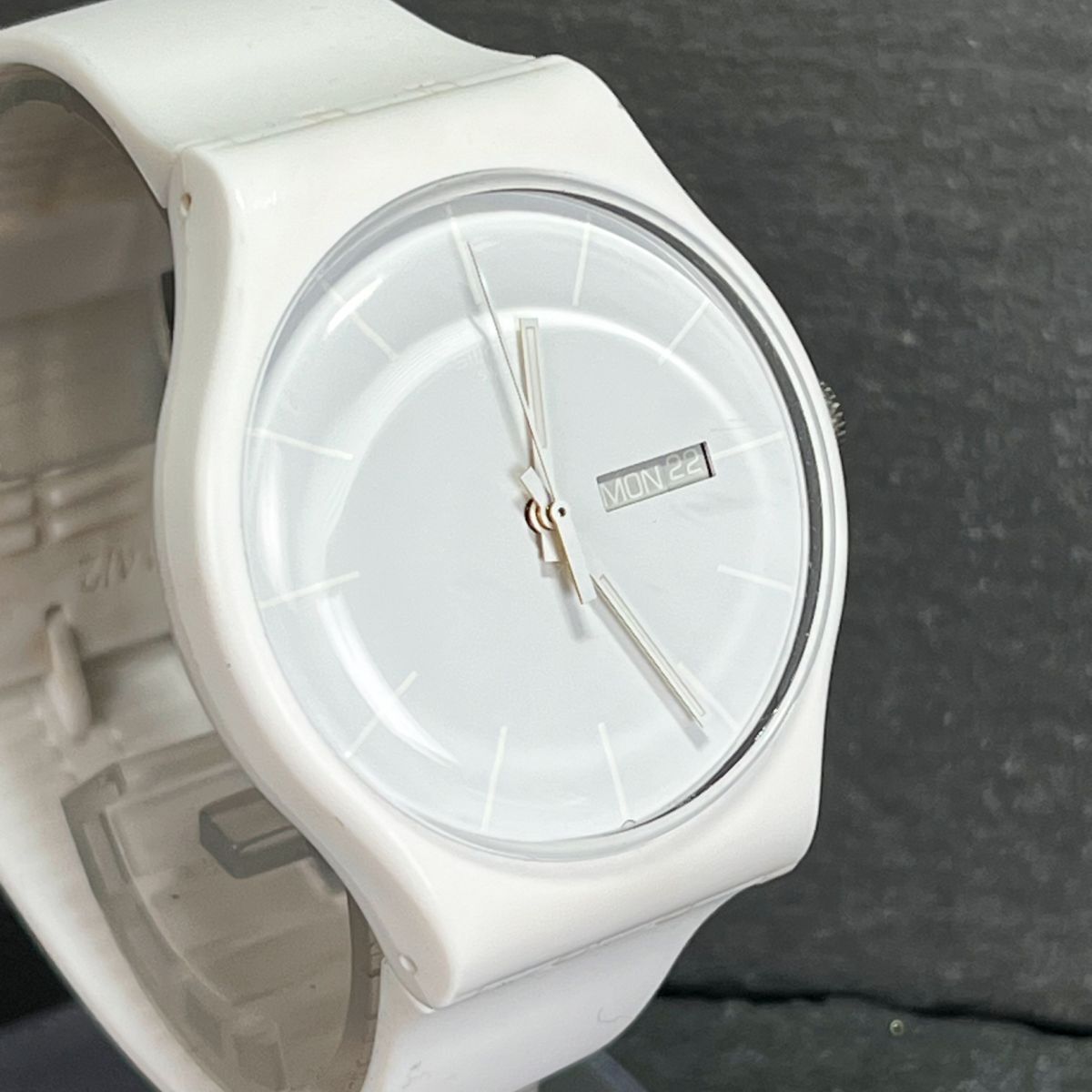SWATCH スウォッチ ORIGINALS オリジナルズ WHITE REBEL ホワイトレーベル AG2010 SUOW701 腕時計 アナログ クオーツ デイデイト ホワイトの画像3