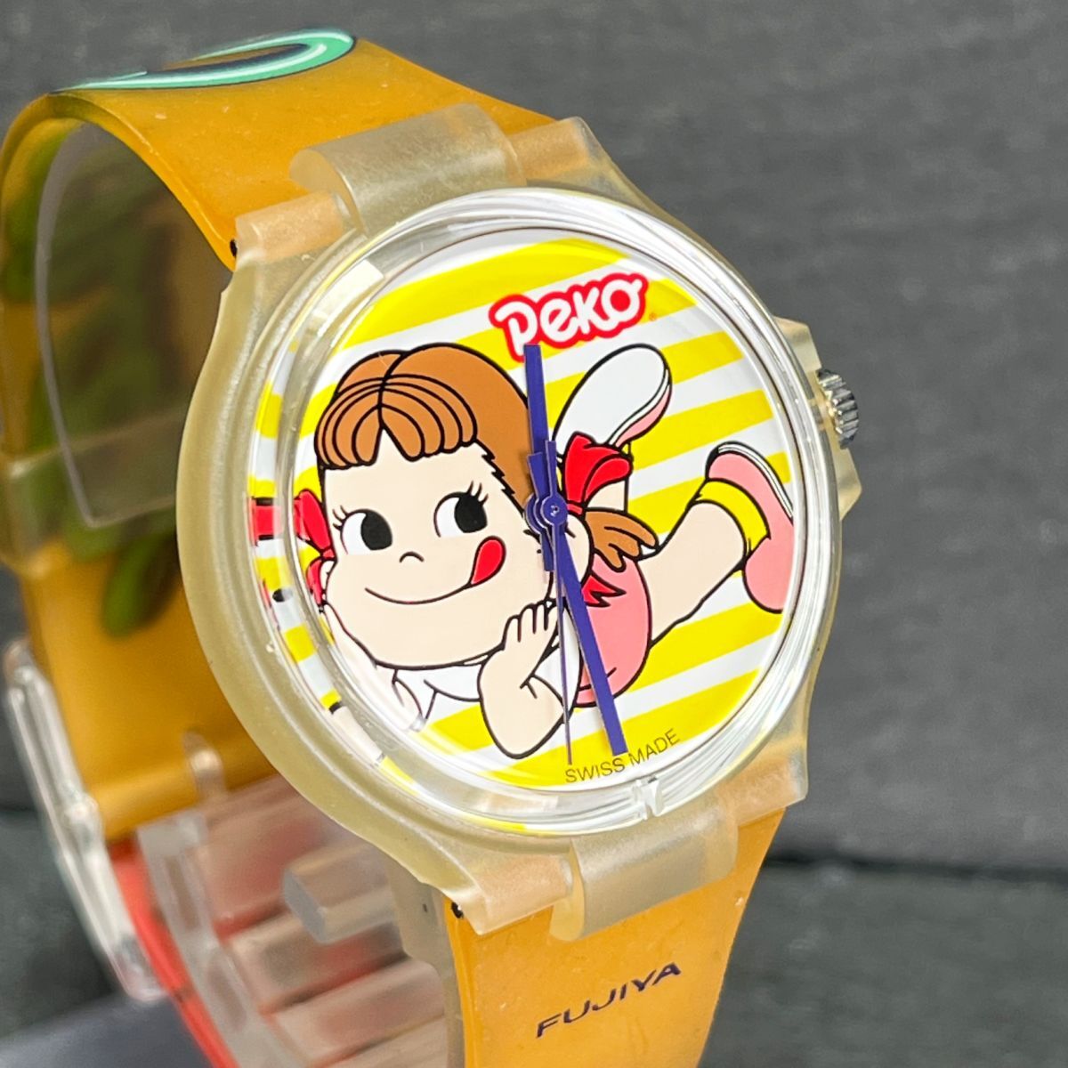 レア SWATCH スウォッチ FUJIYA 不二家 ペコちゃん 腕時計 アナログ クオーツ 3針 ラウンド 裏面スケルトン イエロー 新品電池交換済み_画像3