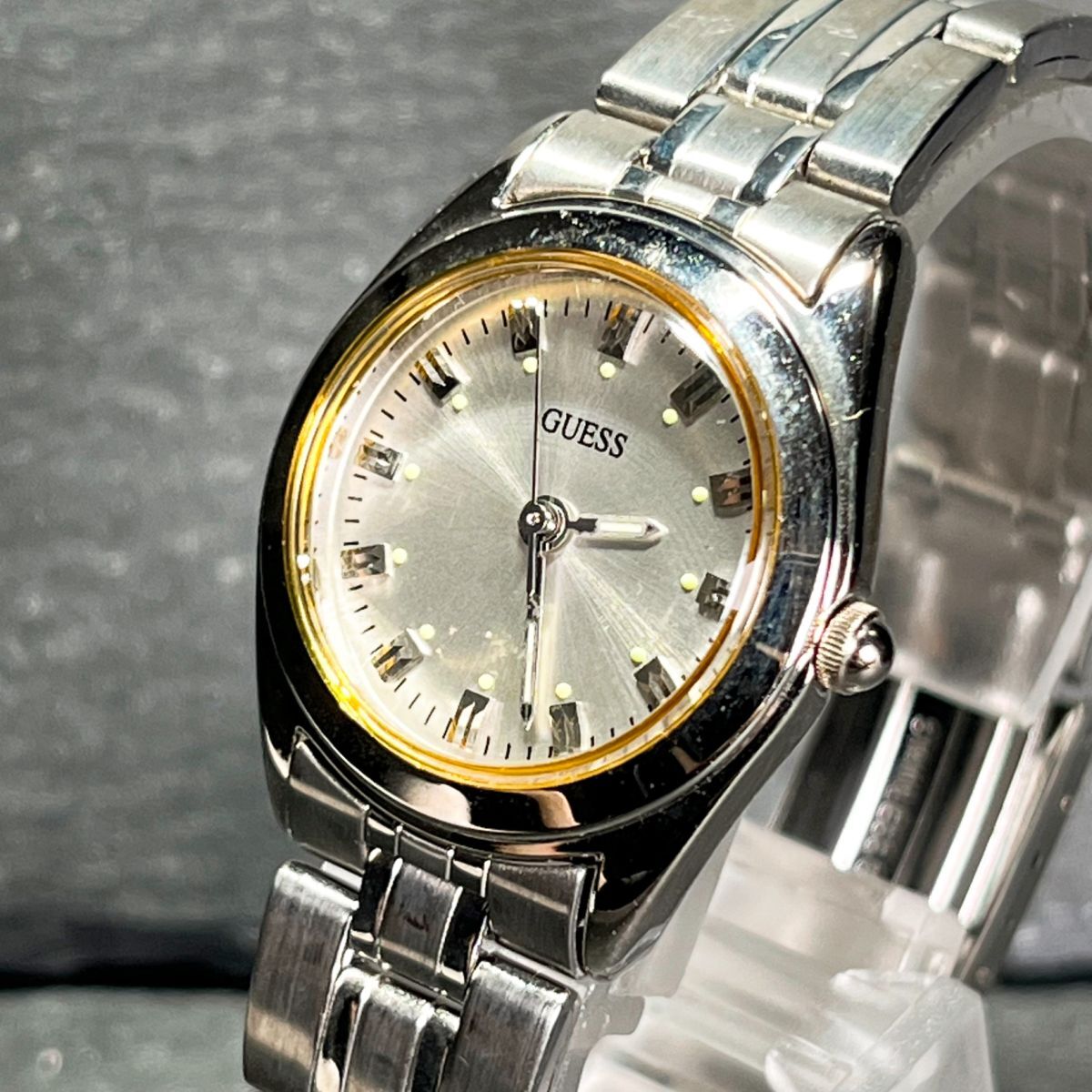 GUESS ゲス 1996 ユニセックス 腕時計 アナログ クオーツ 3針 ラウンド シルバー文字盤 ステンレス メタルベルト 夜行 新品電池交換済みの画像2