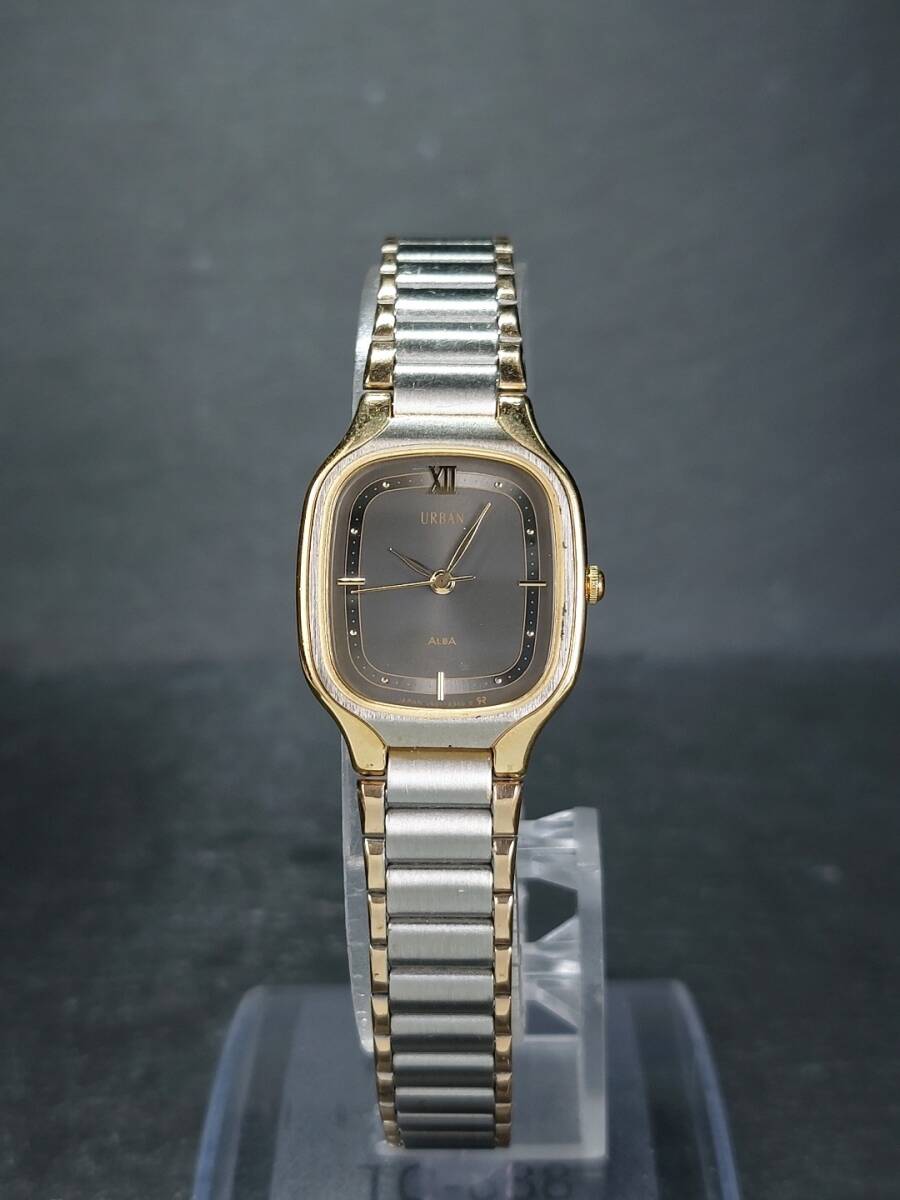 SEIKO セイコー ALBA アルバ URBAN V801-5280 アナログ 腕時計 ブラック文字盤 ゴールド&シルバー メタルベルト スモールサイズ ステンレスの画像2