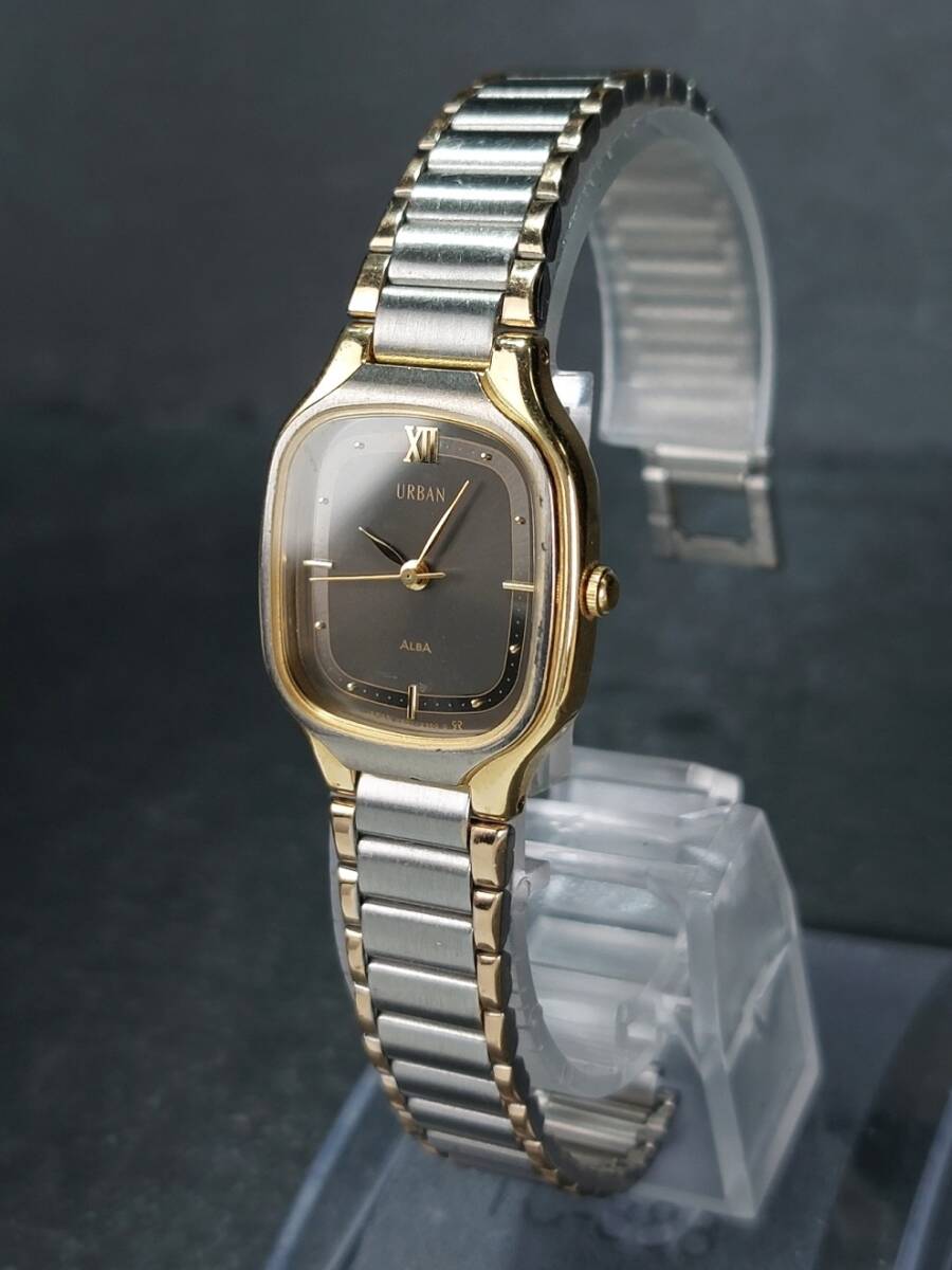 SEIKO セイコー ALBA アルバ URBAN V801-5280 アナログ 腕時計 ブラック文字盤 ゴールド&シルバー メタルベルト スモールサイズ ステンレスの画像3