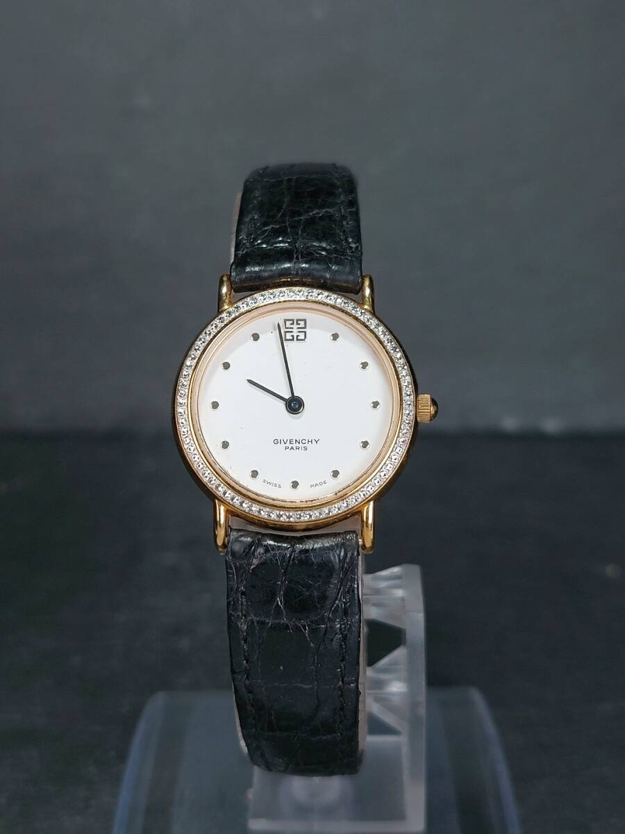美品 GIVENCHY ジバンシィ 5.470.0.0 アナログ クォーツ 腕時計 ホワイト文字盤 ラインストーン レザーベルト スモールサイズ 電池交換済みの画像2