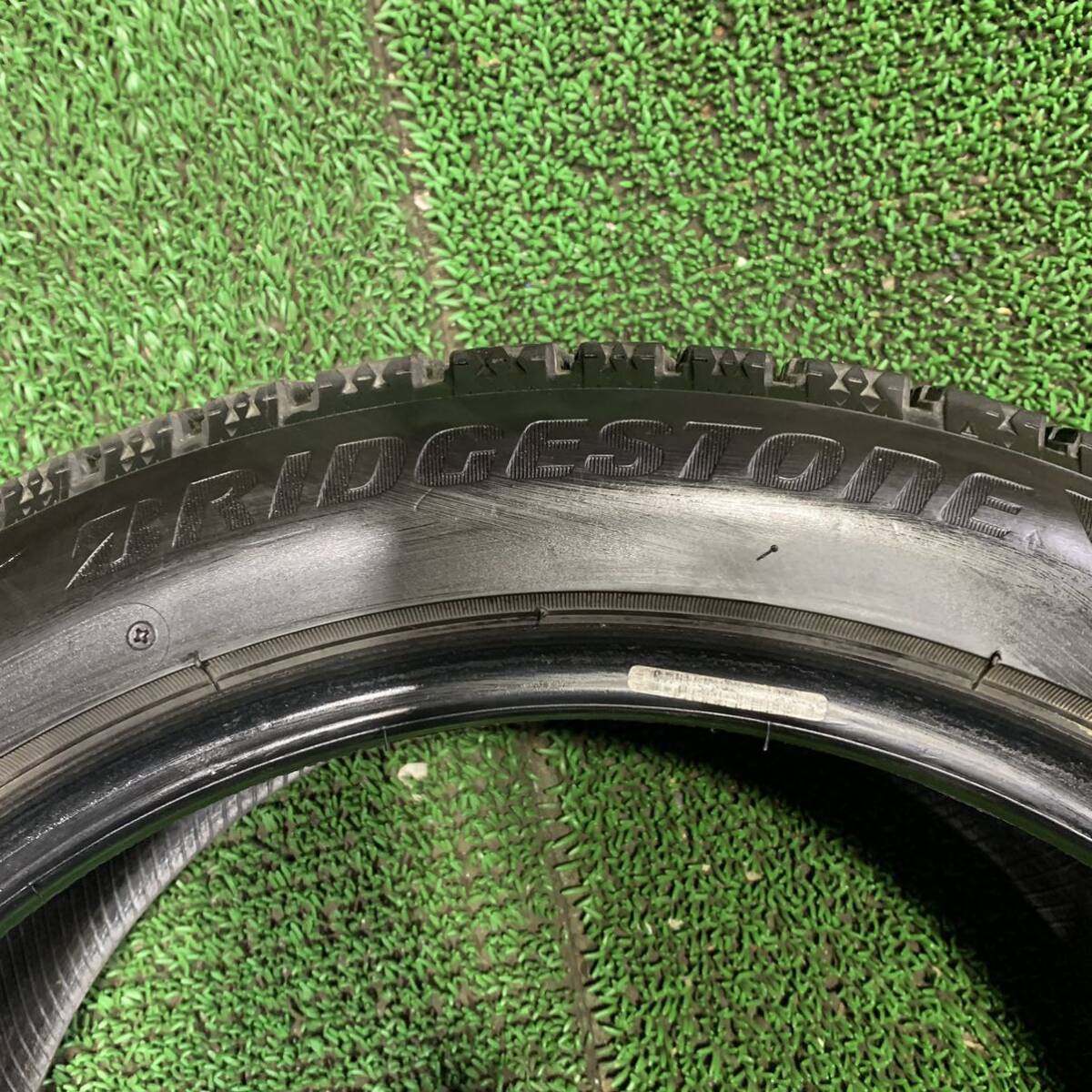 AE527-404 バリ溝 ブリヂストン BLIZZAK VRX2 スタッドレス 【 1本 】 215/45R17 87Q プリウス 86 レガシー インプレッサ シビック 等_画像5