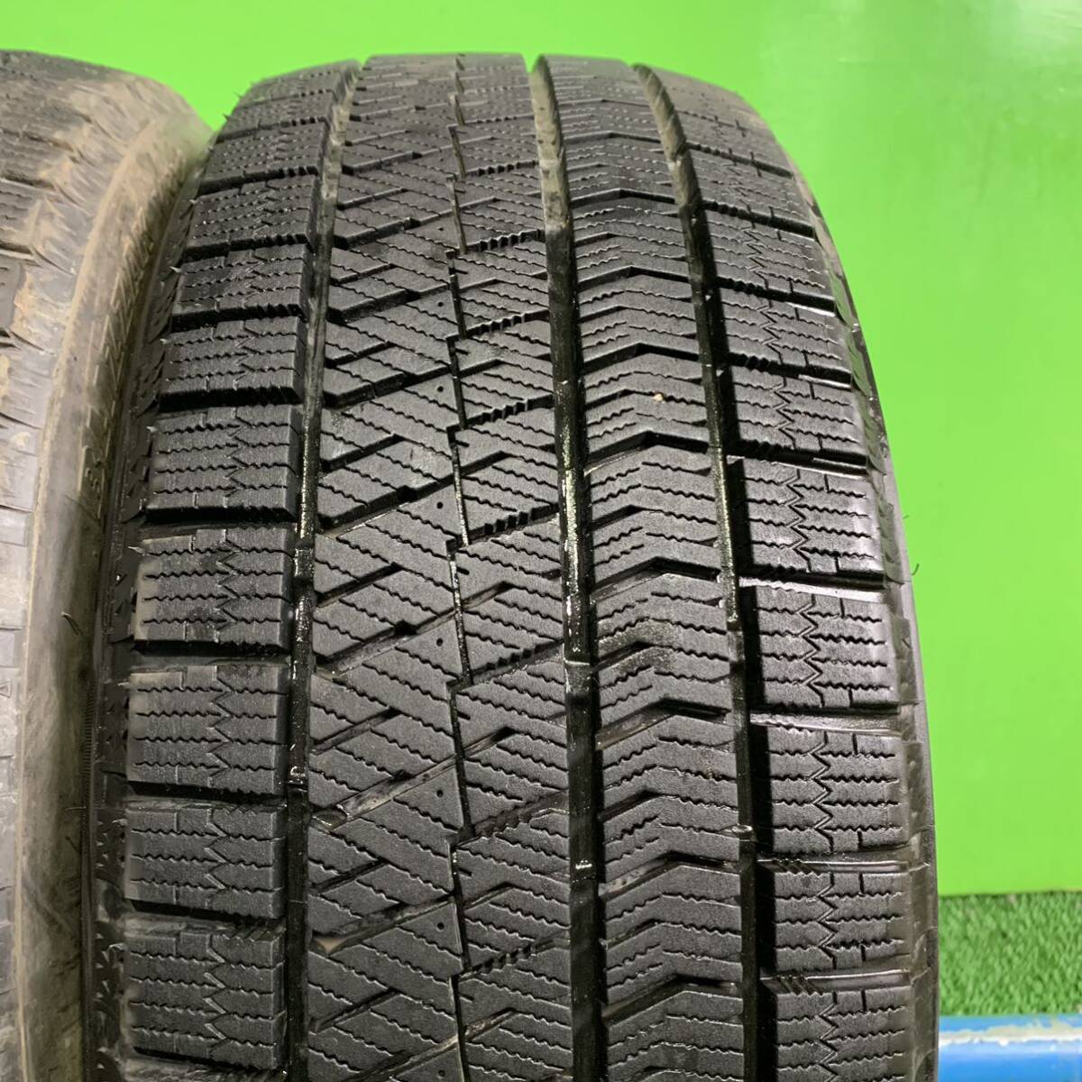 AE528-404 バリ溝 ブリヂストン BLIZZAK VRX2 スタッドレス 【 2本 】 215/45R17 87Q プリウス 86 レガシー インプレッサ シビック 等_画像3