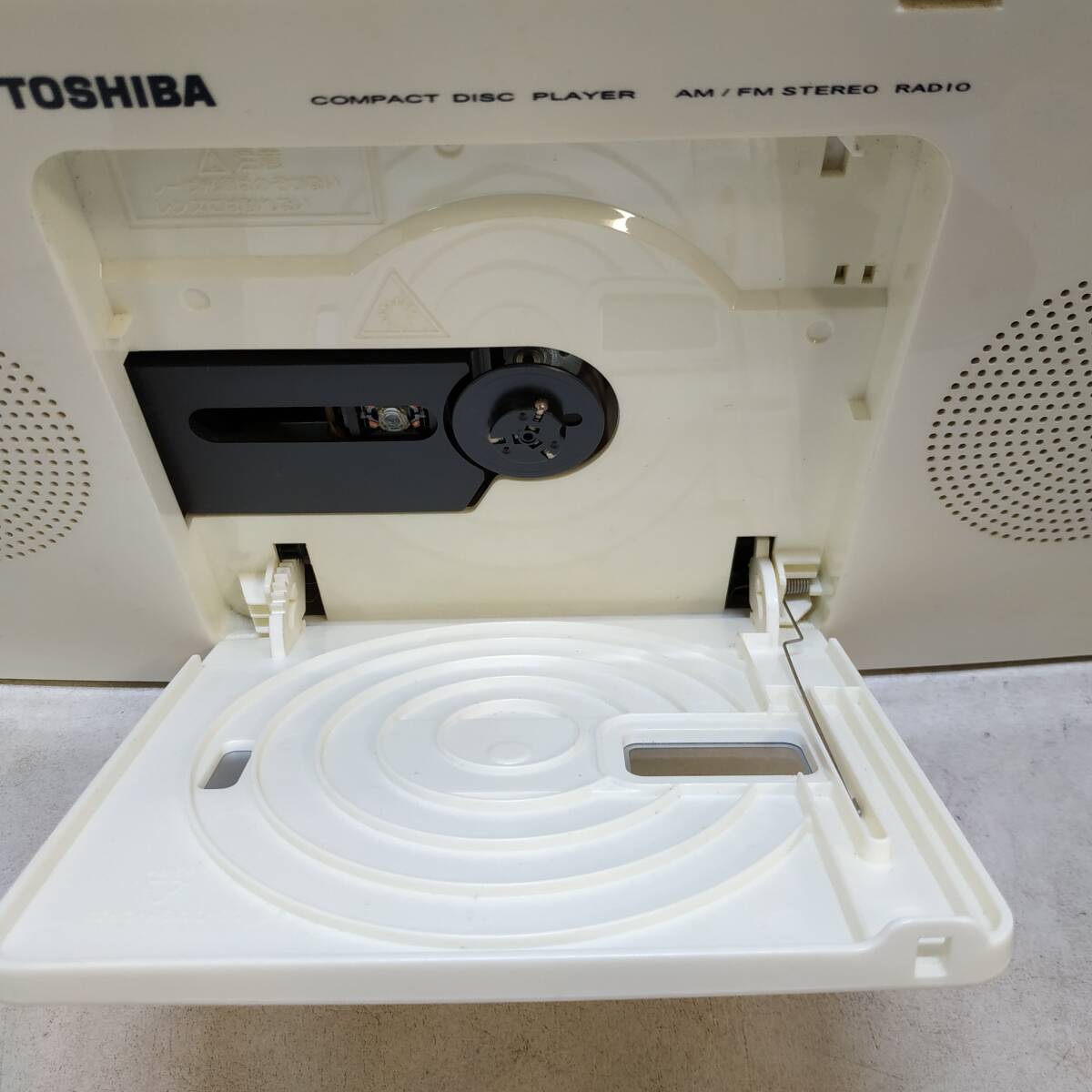 ◇ TOSHIBA CDラジオ TY-CR22 CUTEBEAT 2013年製 ホワイト 東芝 通電OK/ジャンク品 ◇ K91845_画像3