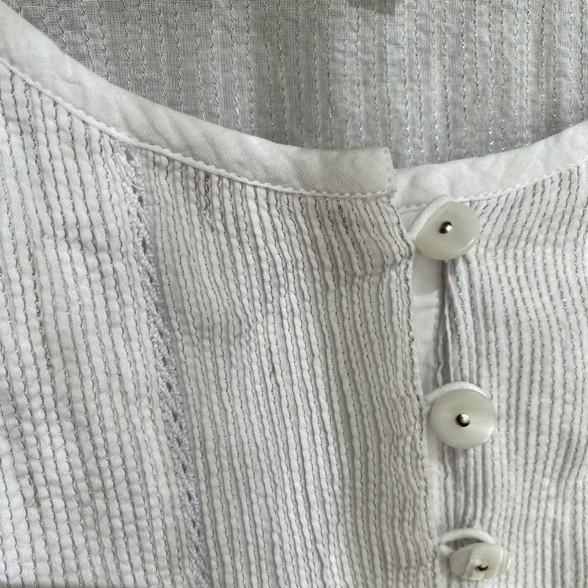 【FABELES】柔らかいインド綿のブラウス（M)　ボタン開きシャツ　シルバー糸のピンストライブが、繊細な美しさ　腰のタックでふんわり_画像6