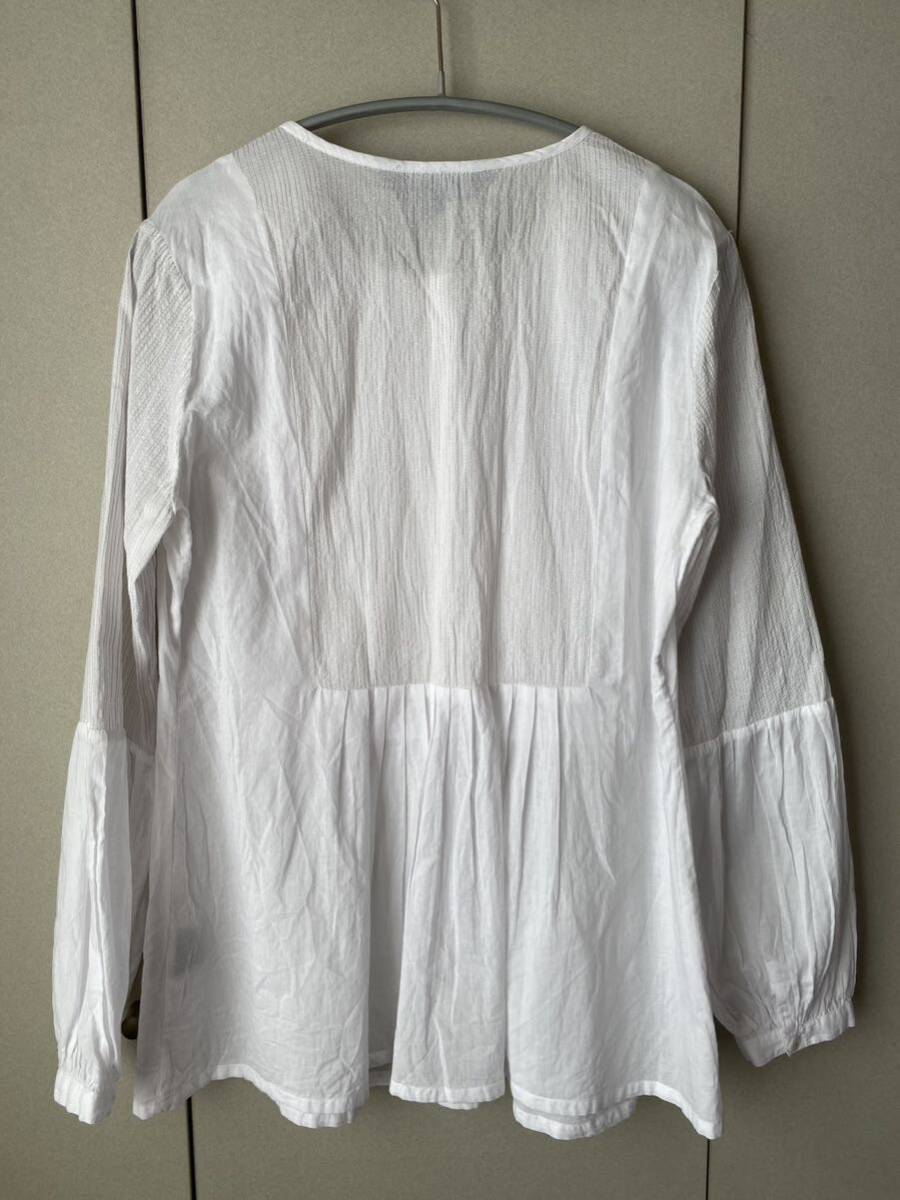 【FABELES】柔らかいインド綿のブラウス（M)　ボタン開きシャツ　シルバー糸のピンストライブが、繊細な美しさ　腰のタックでふんわり_画像8