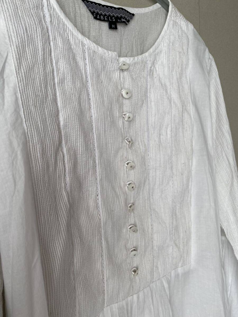 【FABELES】柔らかいインド綿のブラウス（M)　ボタン開きシャツ　シルバー糸のピンストライブが、繊細な美しさ　腰のタックでふんわり_画像3