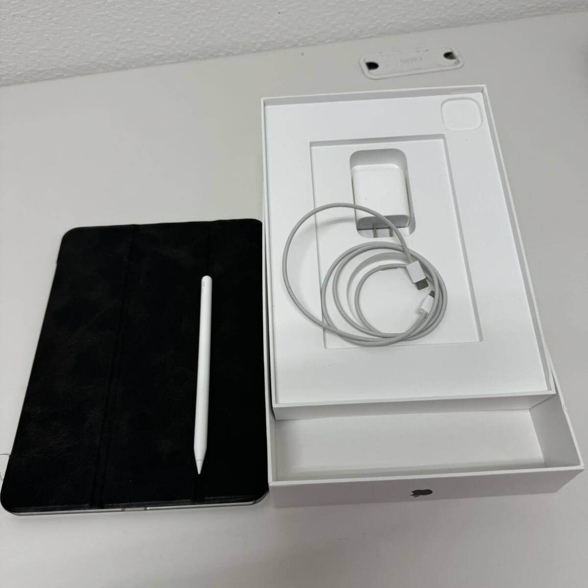 UU145 Apple iPad Pro 256GB MHQU3J/A 11インチ 第3世代 WiFiモデル スペースグレイ 初期化済 カバー Apple Pencil オマケ有 FARRR 箱付の画像9