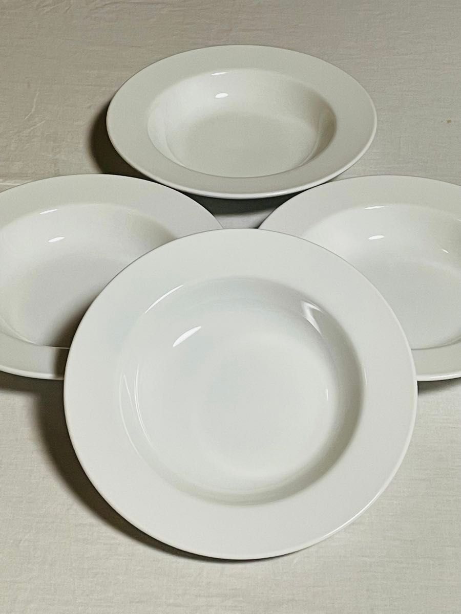 ラスベガスの高級リゾートホテル　マンダレイベイの23センチの新品パスタ皿４枚 スープ皿 ホワイト カレー皿