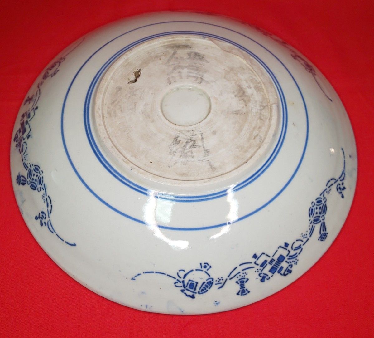 蔵出し 古伊万里 骨董 大皿 左向き鯉柄印判皿 高台裏文字有…No 蔵出し 古伊万里 骨董 大皿 左向き鯉柄印判皿 高台裏文字有…No