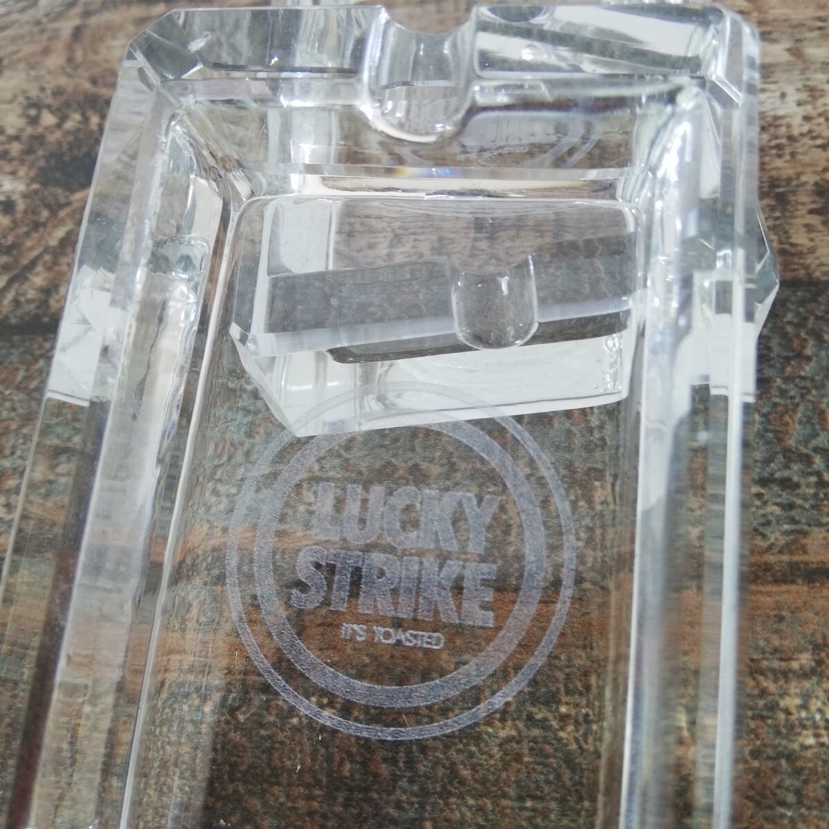 LUCKY STRIKE ラッキーストライク レーザー彫刻 ロゴ ガラス製 灰皿 ミニサイズ 9cm×5.5cm 2個セット 未使用品 [ノベルティ タバコグッズ]の画像2