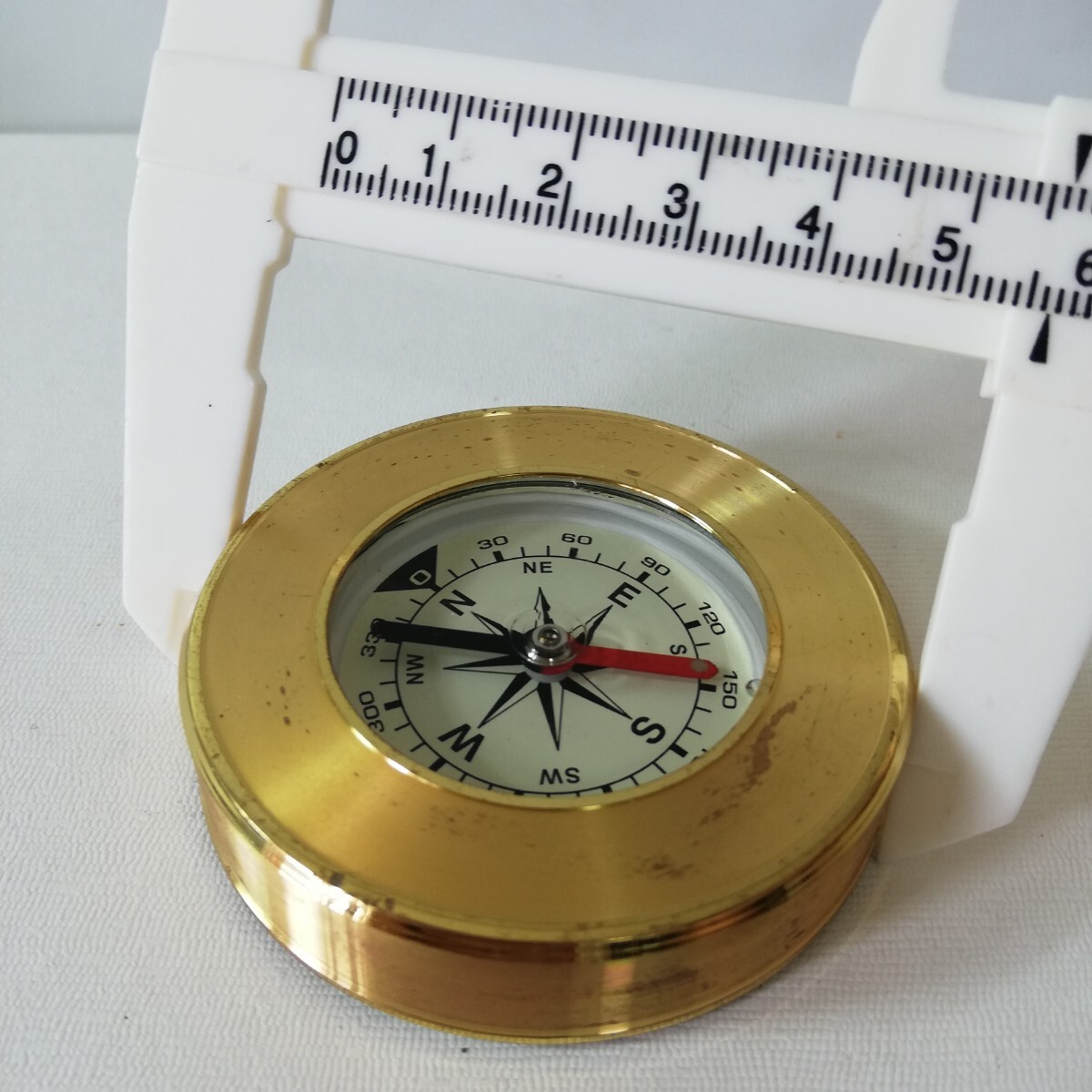 ゴールドメッキ オイル式 方位磁針 方位磁石 直径5.7cm [コンパス アウトドア ハイキング キャンプ オイルコンパス]_画像8