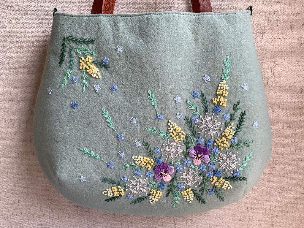 ハンドメイド、手刺繍、「花々のブーケのふっくらトートバッグ」 持ち手本革、Dカン付き２wayの画像3