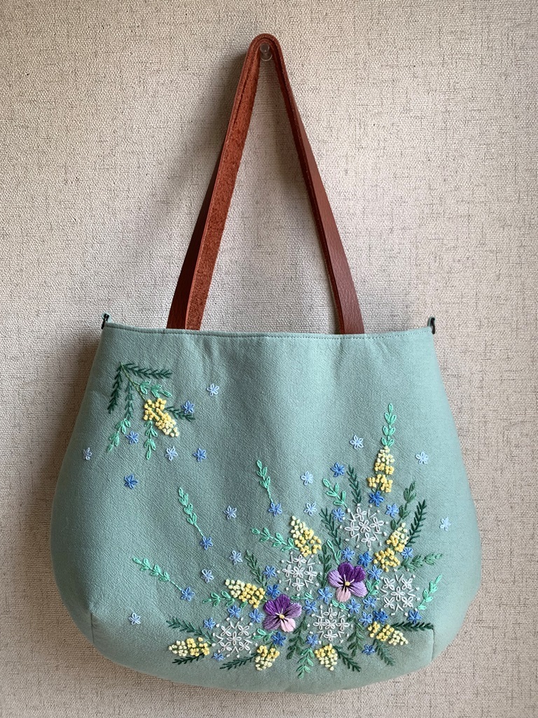 ハンドメイド、手刺繍、「花々のブーケのふっくらトートバッグ」 持ち手本革、Dカン付き２wayの画像1