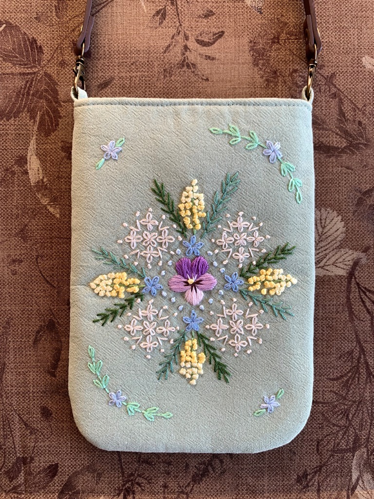 ハンドメイド、手刺繍、「花々のブーケのスマホ＆グラスケース」２waｙの画像1