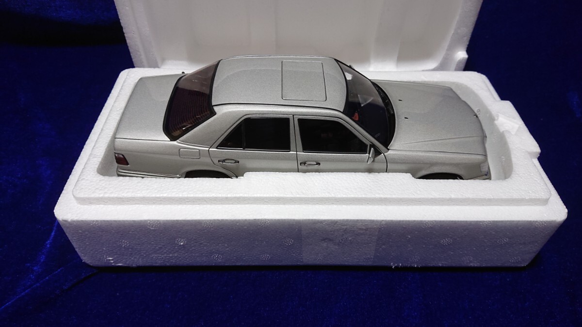 1/18 AUTOart オートアート Mercedes Benz E320 Limousine 76271 メルセデス ベンツ W124 Eクラス リムジン の画像4