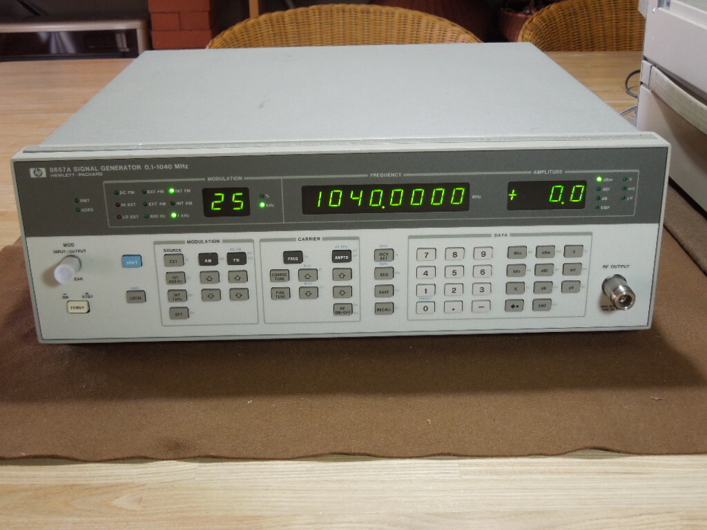 HP 8657A SIGNAL GENERATOR （0.1～1040MHｚ）の画像1