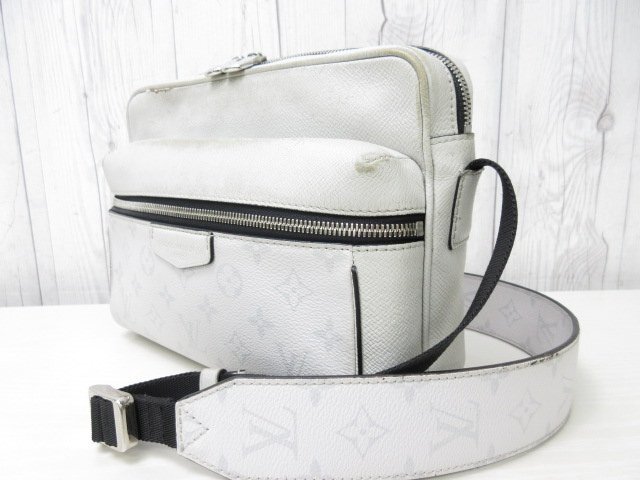 美品 LOUIS VUITTON ルイヴィトン タイガラマ アウトドア メッセンジャー アンタークティカ ショルダー バッグ M30243 グレー メンズ 70893の画像4