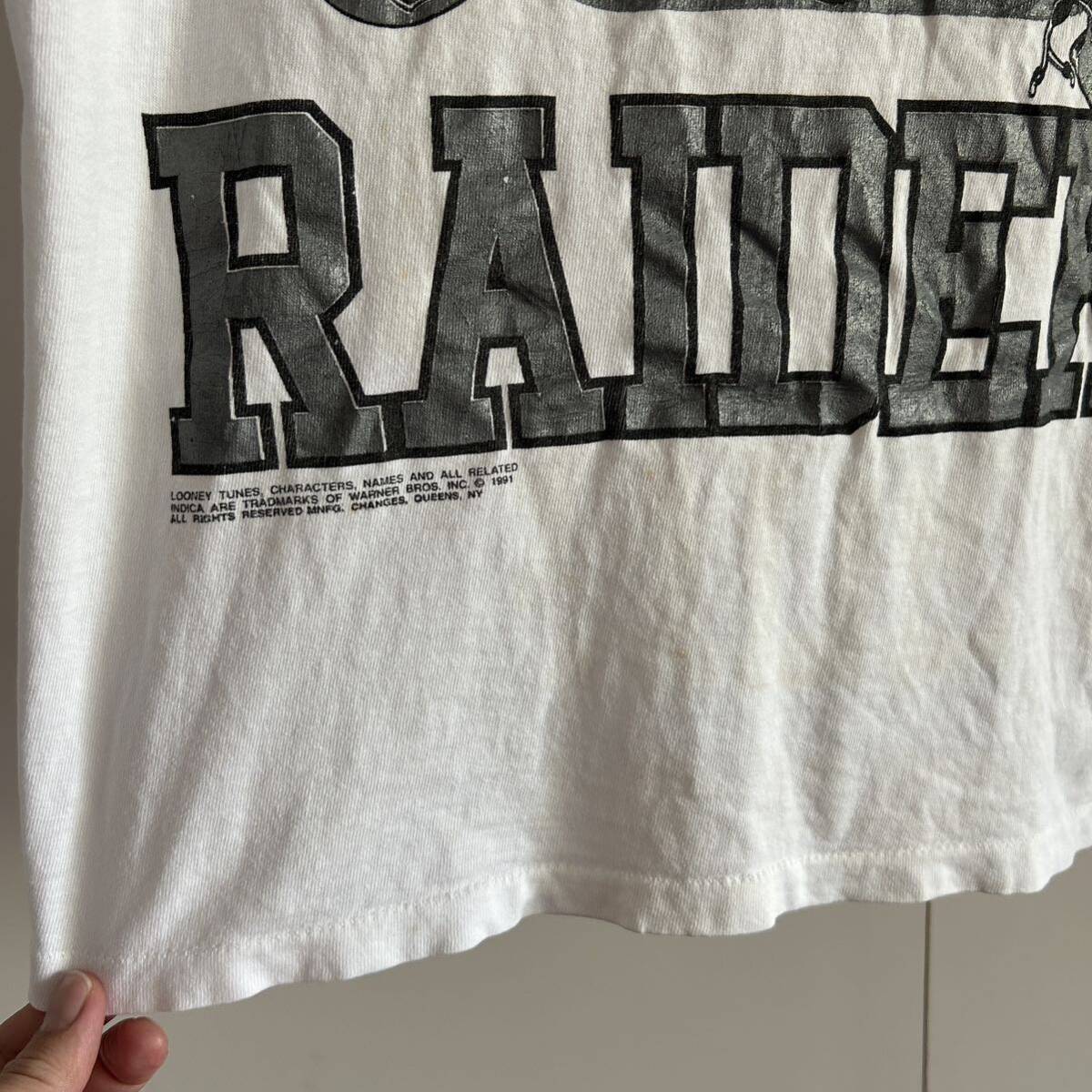 90s RAIDERS ロサンゼルス ラスベガス レイダース ルーニーテューンズ USA製 Tシャツ M 袖裾シングル キャラクター 古着 ビンテージ NFLの画像9