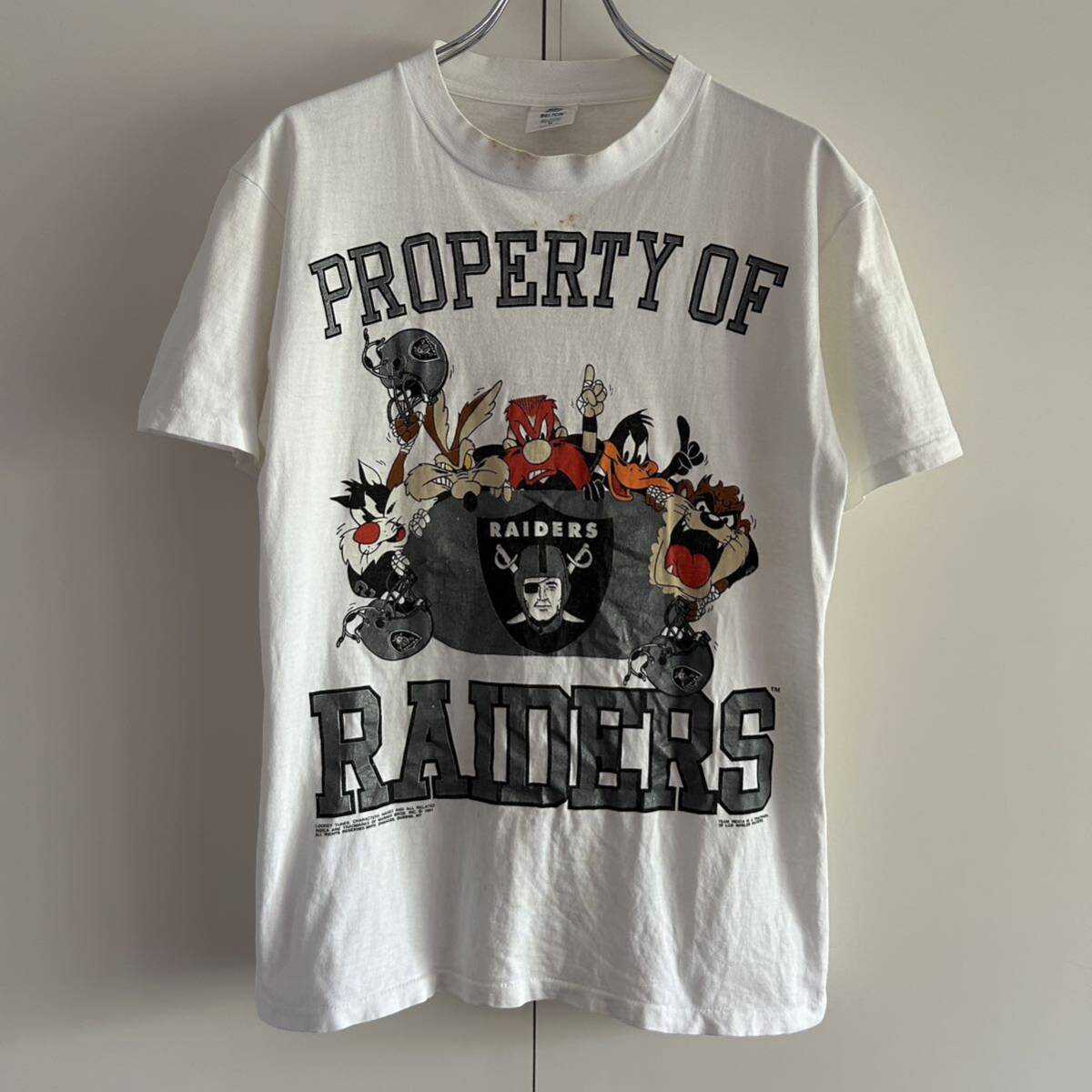 90s RAIDERS ロサンゼルス ラスベガス レイダース ルーニーテューンズ USA製 Tシャツ M 袖裾シングル キャラクター 古着 ビンテージ NFLの画像2