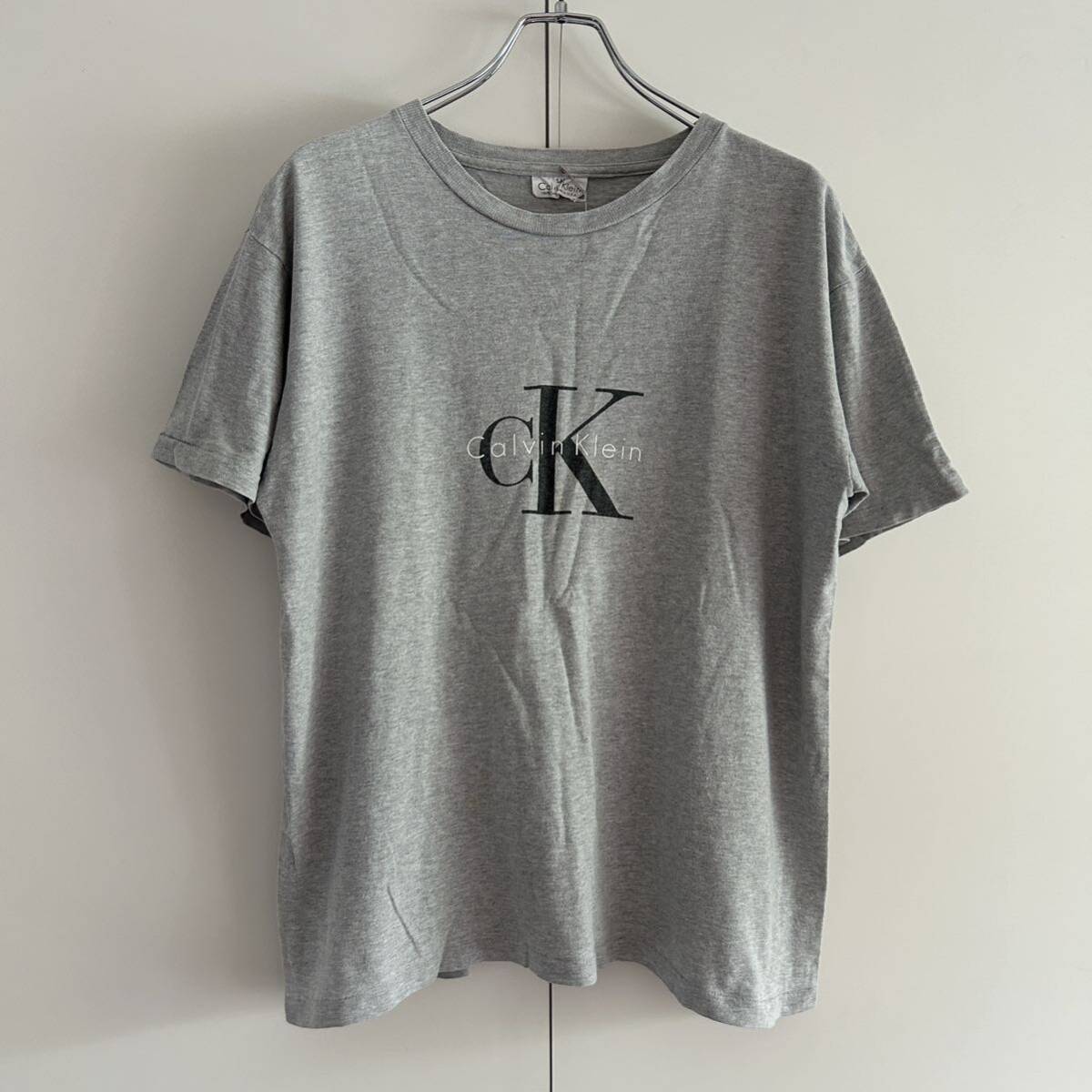 90s Calvin Klein カルバンクライン USA製 ロゴプリントTシャツ S-M 袖裾シングル グレー 企業 センターロゴ 古着の画像2