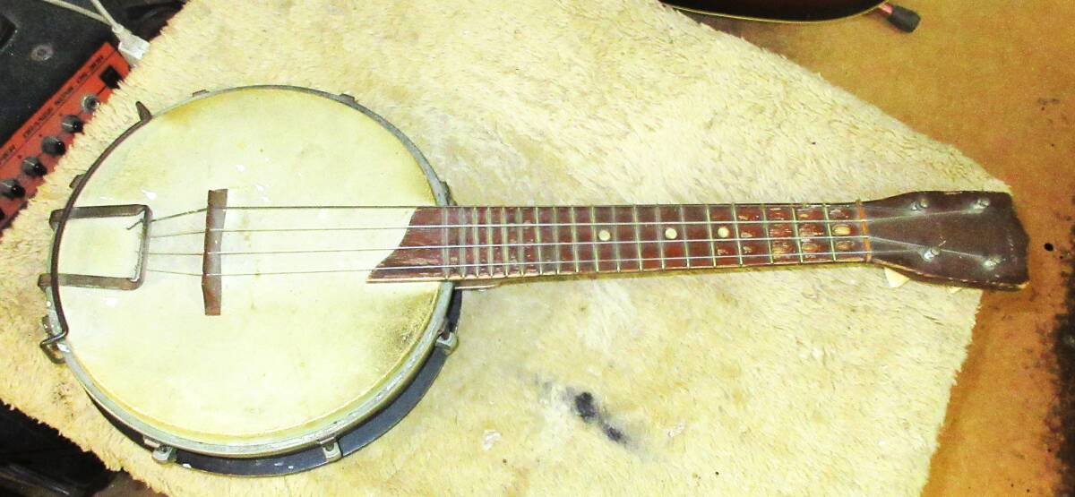  banjo ukulele total length 550. Junk!!