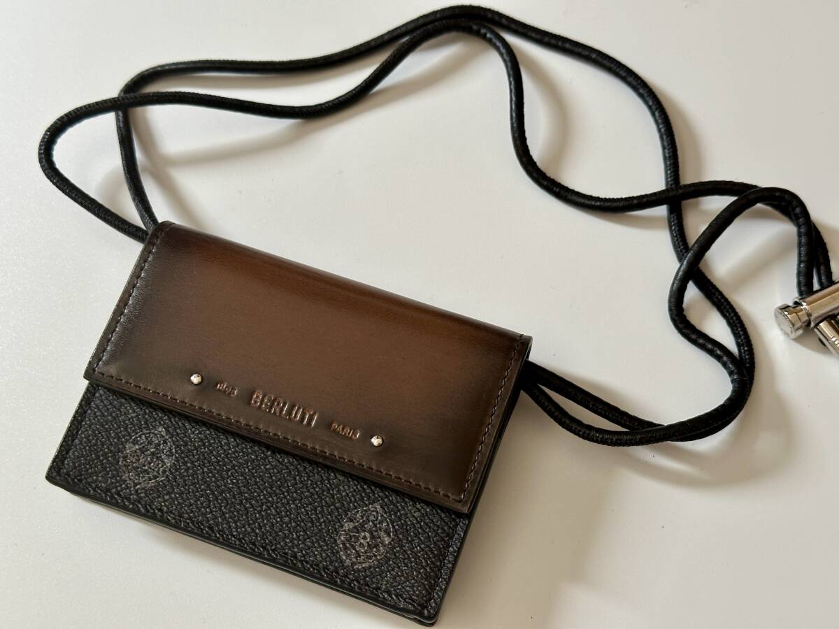 新品 BERLUTI トラベラー ガリバー キャンバスレザー カード 新品 BERLUTI トラベラー ガリバー キャンバスレザー カード