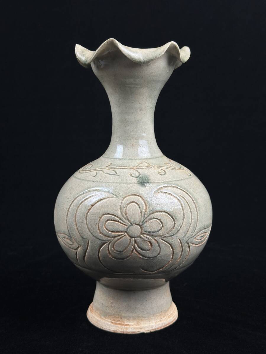 中国美術 青磁花瓶 牡丹紋百合口瓶 高さ25.8cm 合箱付［検索/南宋 北宋 白磁 青釉 呉須 古玩 古陶磁器］_画像4